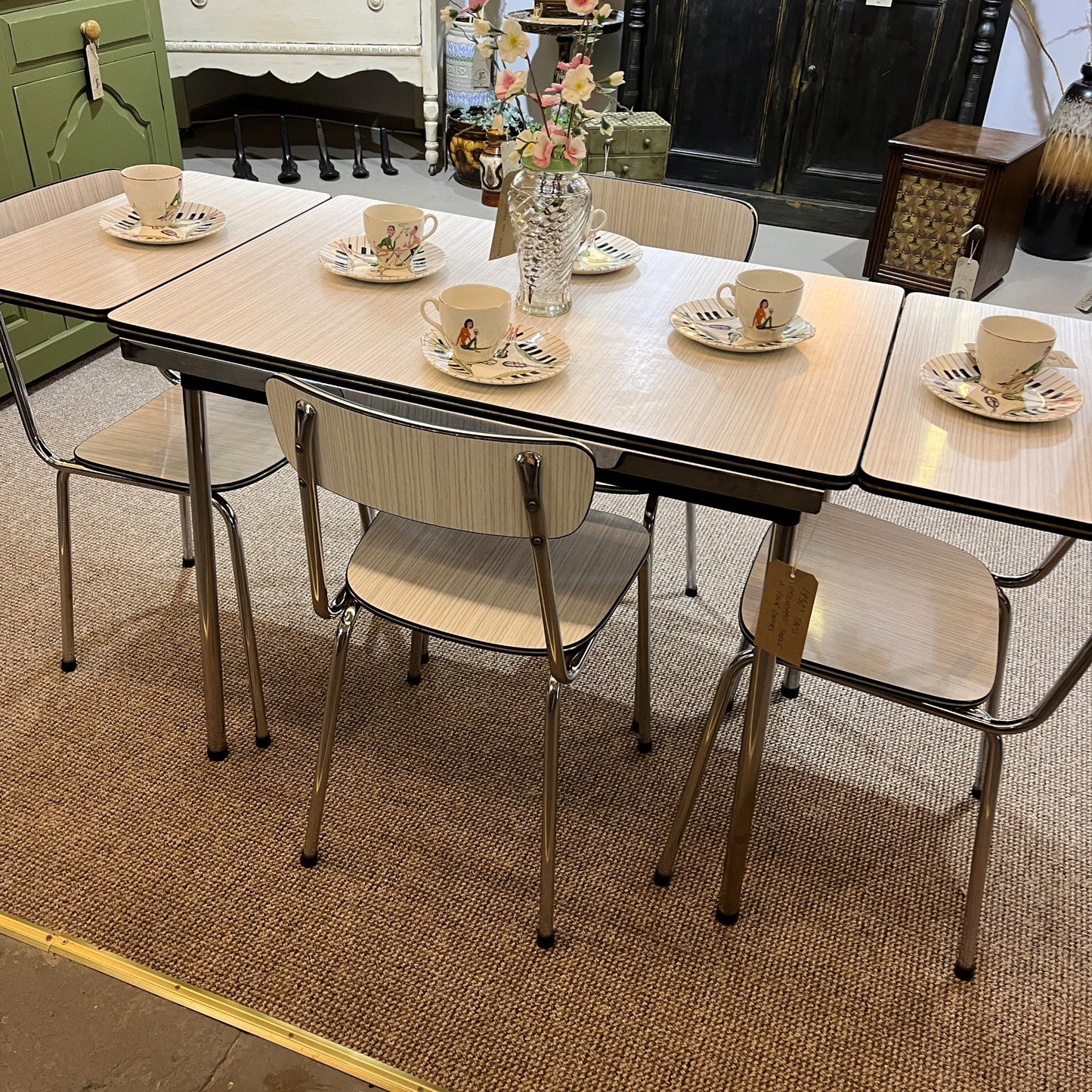 This is a 1950s or 60s Tavos Formica Kitchen Table and chairs. Formica table top, chair seats and backrests supported by very clean chrome metal work.