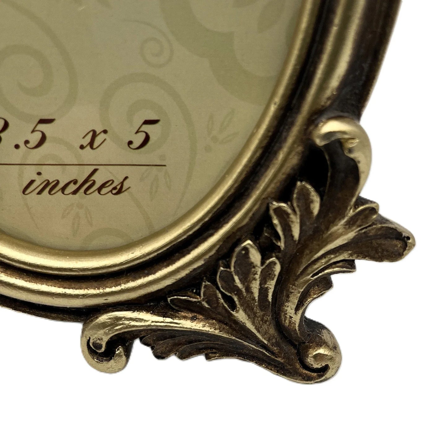 This is an elegant vintage-inspired double oval photo frame. Designed with ornate detailing and a distressed antique gold finish, this frame exudes timeless sophistication.