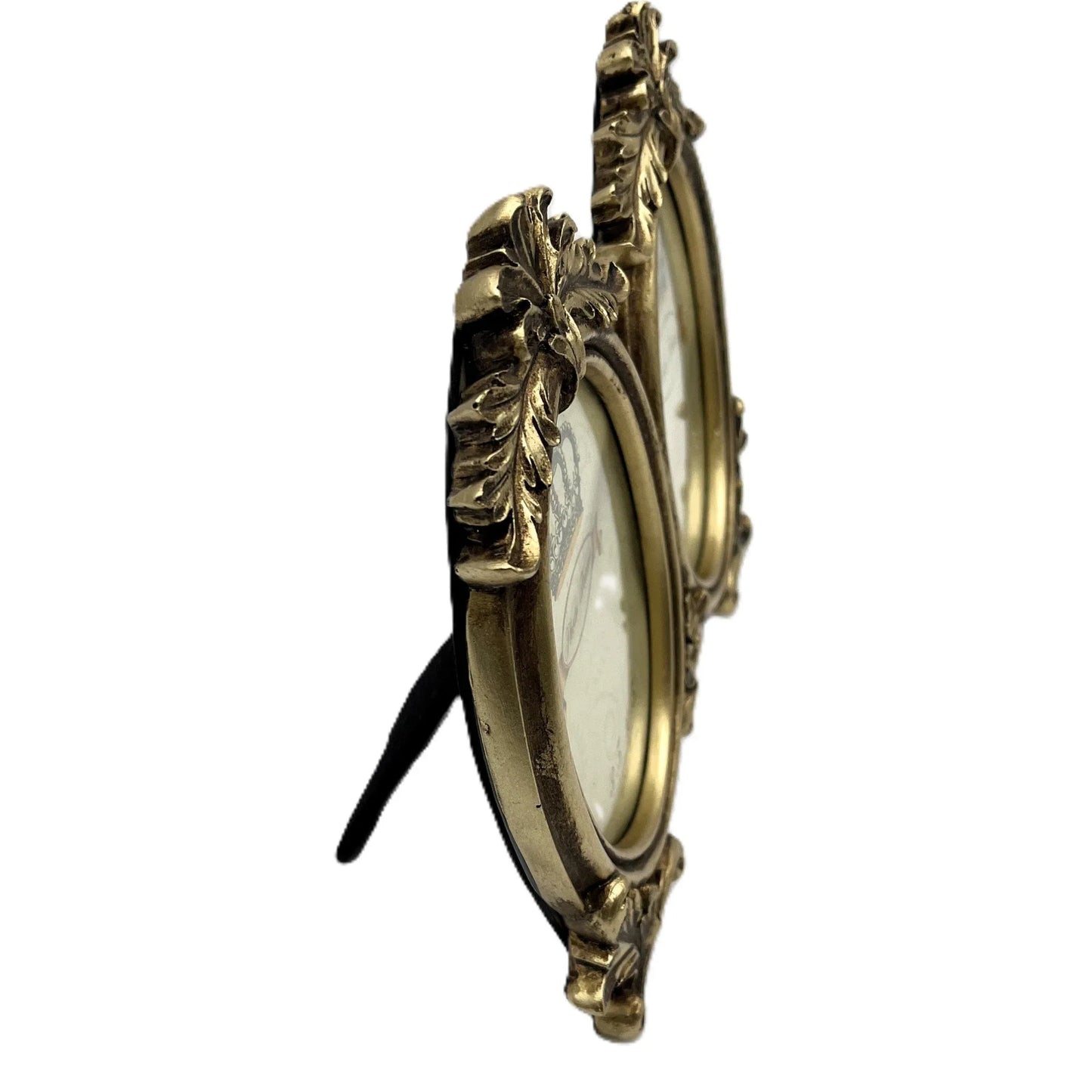 This is an elegant vintage-inspired double oval photo frame. Designed with ornate detailing and a distressed antique gold finish, this frame exudes timeless sophistication.