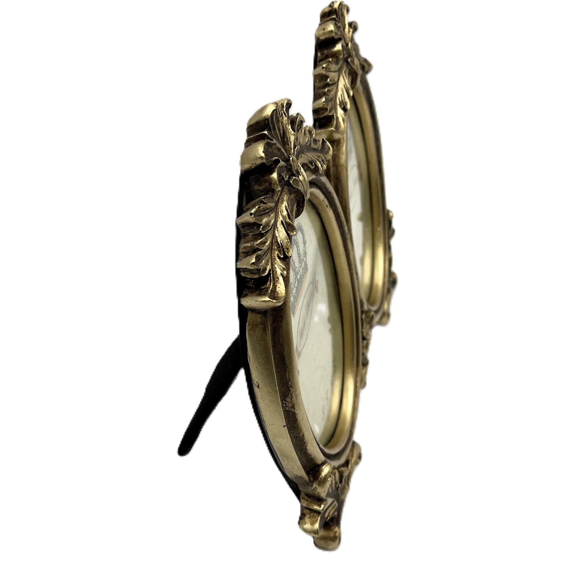 This is an elegant vintage-inspired double oval photo frame. Designed with ornate detailing and a distressed antique gold finish, this frame exudes timeless sophistication.