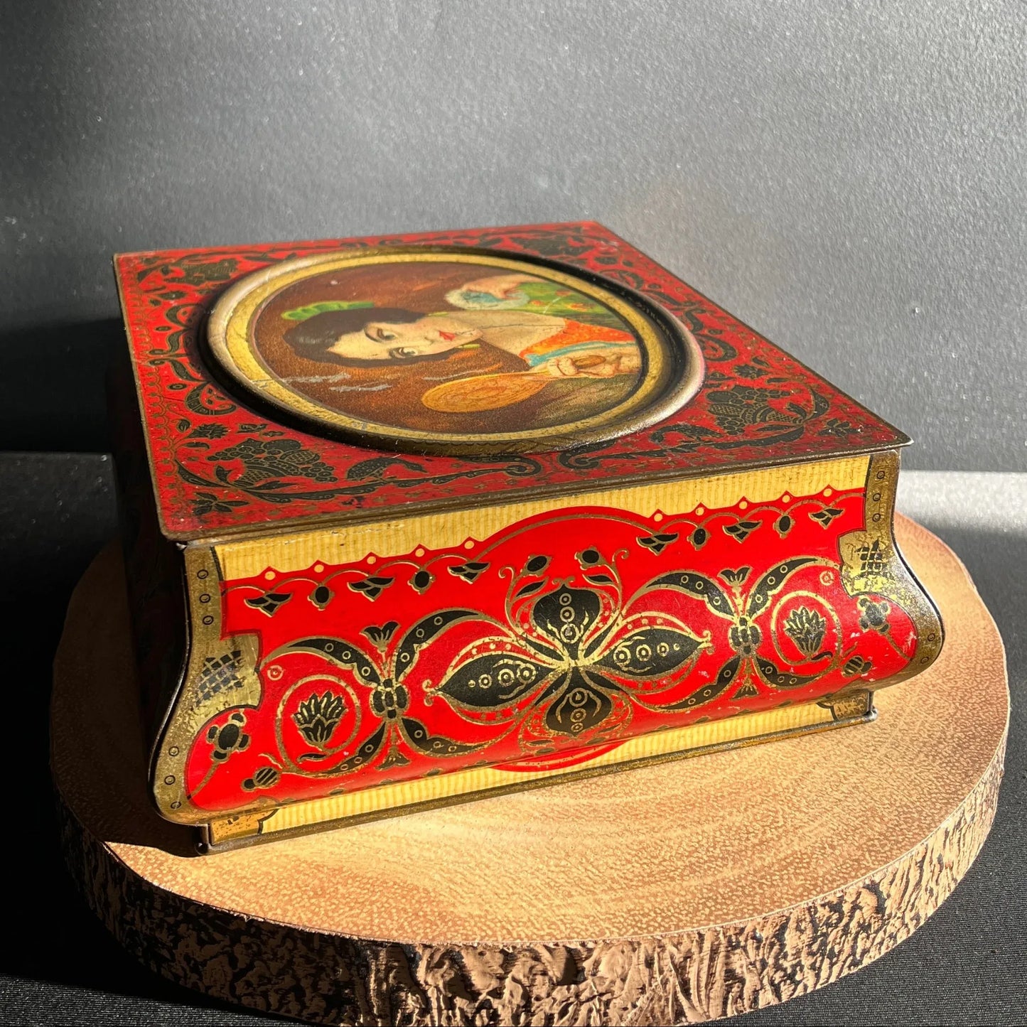 This Vintage tin by Don Confectionery of Sheffield, dating from the early 1900's