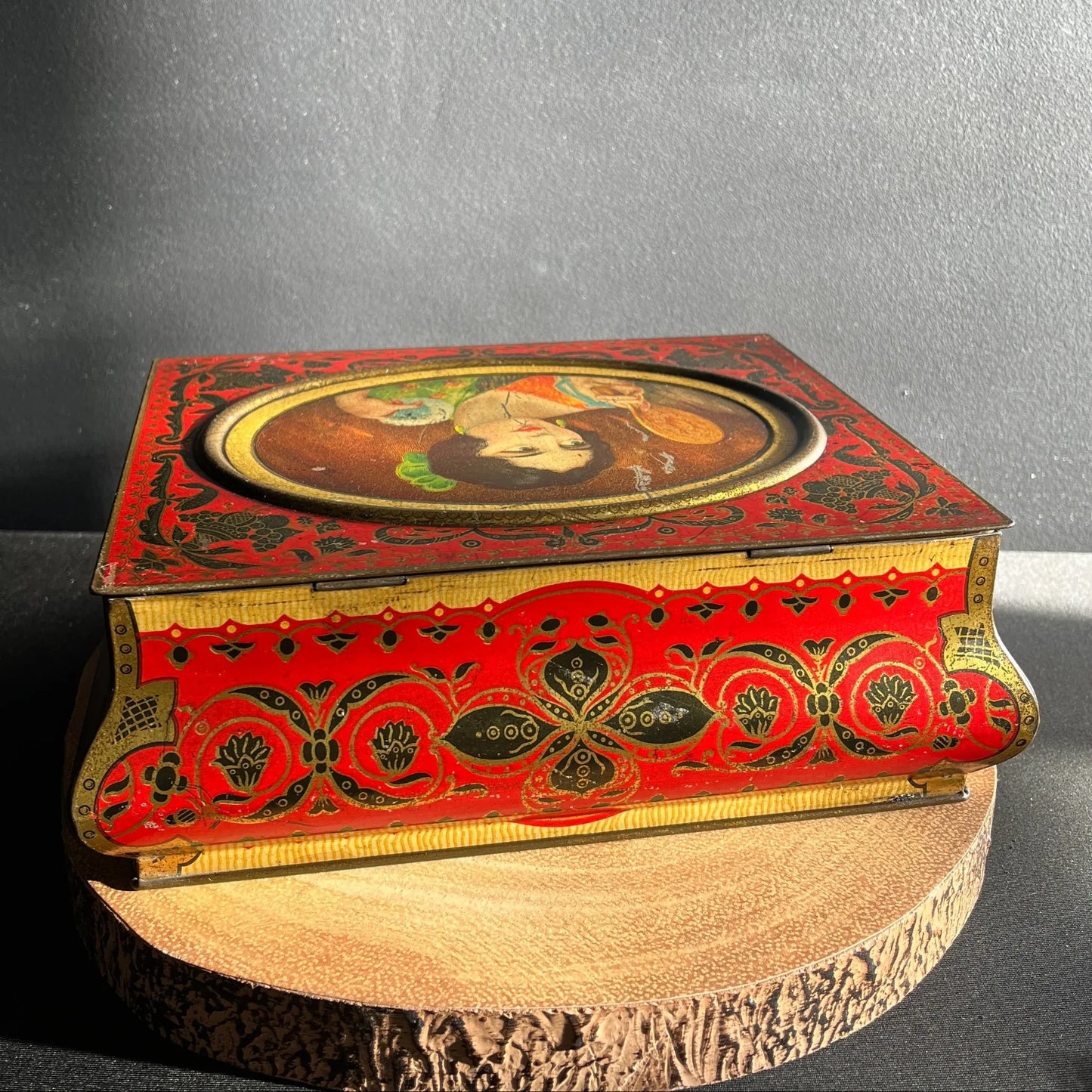 This Vintage tin by Don Confectionery of Sheffield, dating from the early 1900's