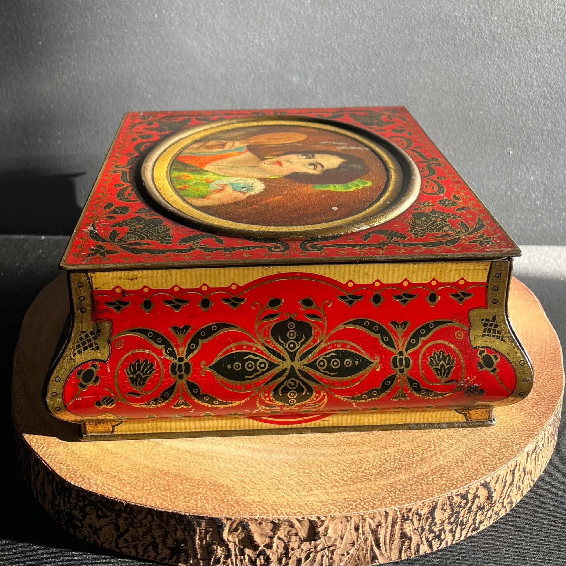 This Vintage tin by Don Confectionery of Sheffield, dating from the early 1900's