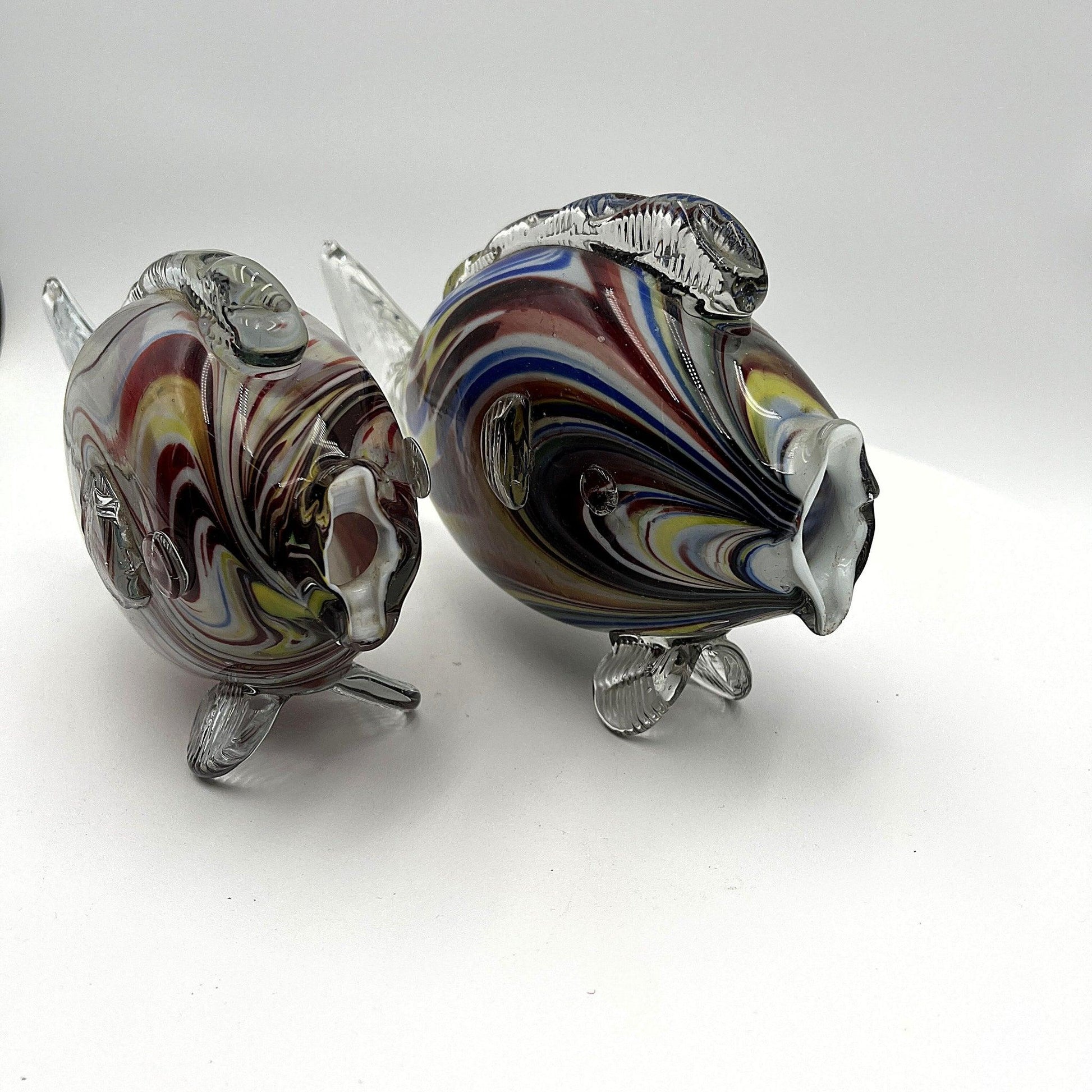 This is a pair of mid-century Spatter, End of Day, or marbled fish.  They feature a colourful marbled design with clear glass fins.