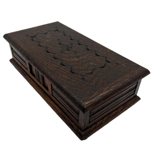 This is a vintage oak musical jewellery box made by Tallent of Old Bond Street, London, featuring a Swiss Reuge music box movement. 