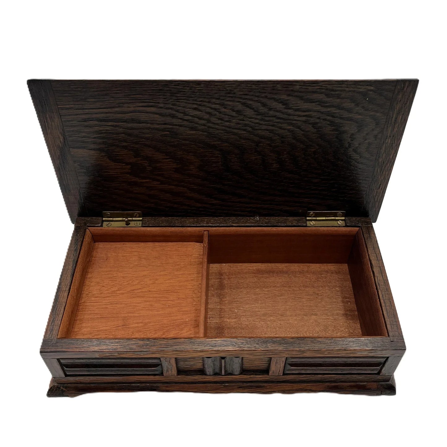 This is a vintage oak musical jewellery box made by Tallent of Old Bond Street, London, featuring a Swiss Reuge music box movement. 