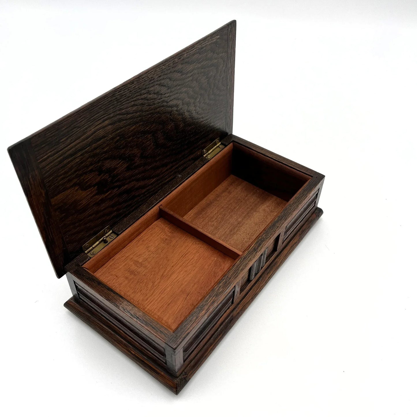 This is a vintage oak musical jewellery box made by Tallent of Old Bond Street, London, featuring a Swiss Reuge music box movement. 
