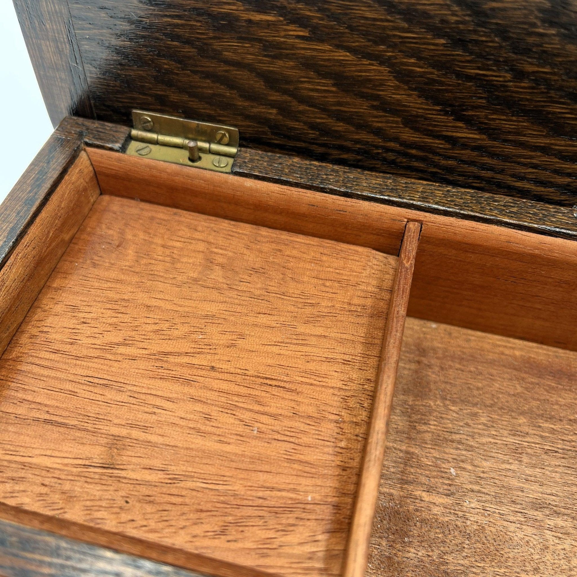 This is a vintage oak musical jewellery box made by Tallent of Old Bond Street, London, featuring a Swiss Reuge music box movement. 