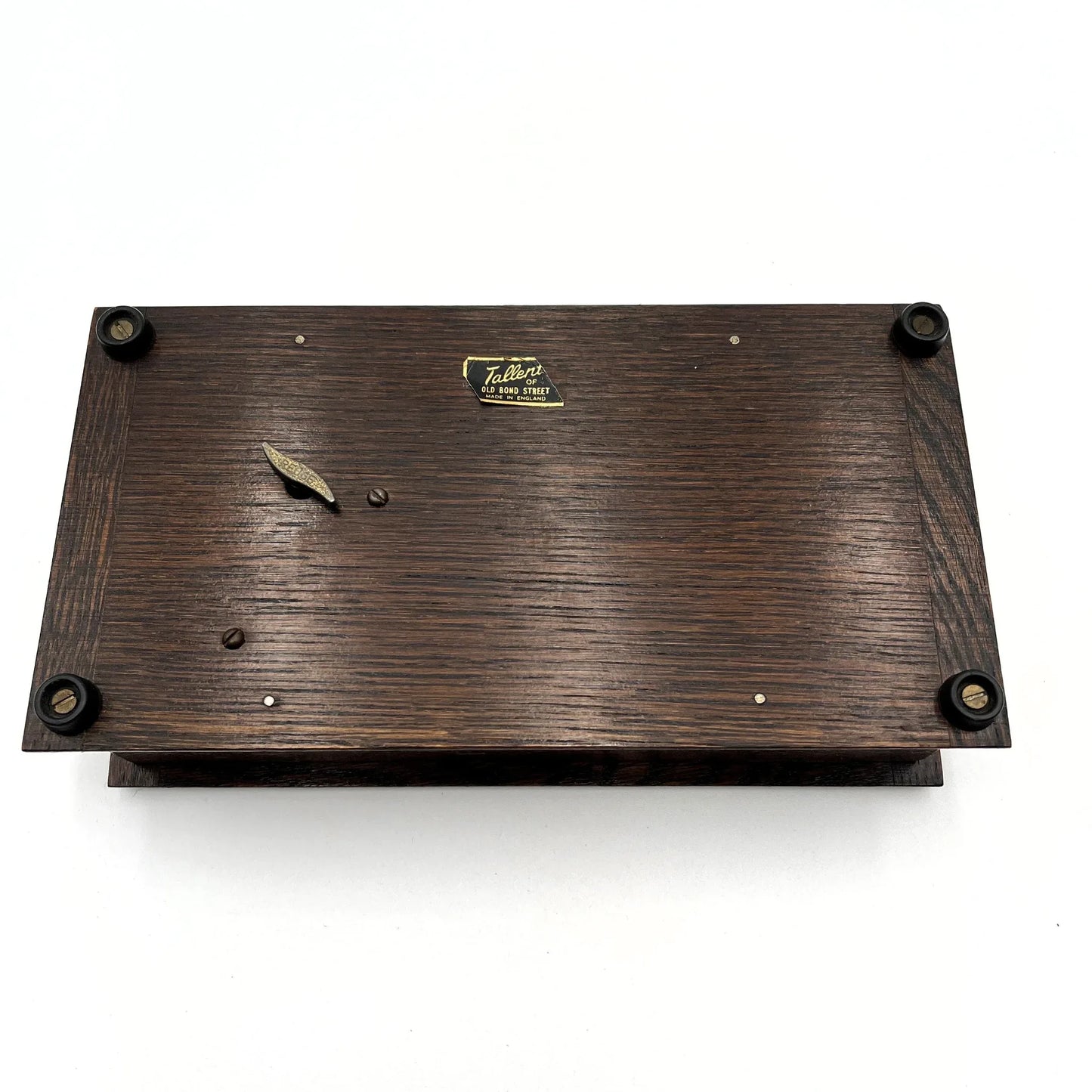 This is a vintage oak musical jewellery box made by Tallent of Old Bond Street, London, featuring a Swiss Reuge music box movement. 