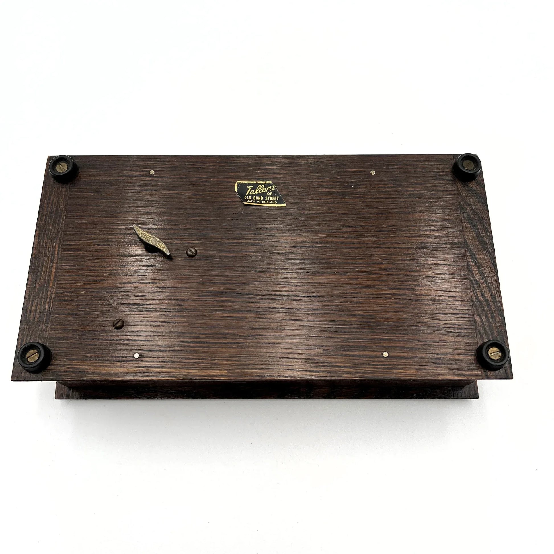 This is a vintage oak musical jewellery box made by Tallent of Old Bond Street, London, featuring a Swiss Reuge music box movement. 